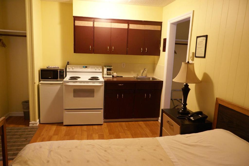 River Heights Motel Courtenay Room photo